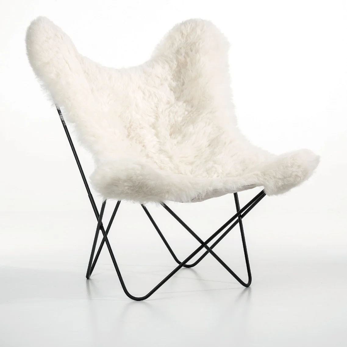 Sublimez vos espaces avec une pièce maîtresse du design moderne : le Fauteuil AA Airborne Islandais. Sa structure en métal noir confère une note actuelle et sophistiquée, tandis que sa housse en laine de mouton islandais insuffle confort et douceur. Parfait pour divers intérieurs comme un salon élégant ou un bureau stylé. Disponible en deux coloris, il promet durabilité et style supérieurs. Découvrez plus dans notre showroom exceptionnel à MSP Design Saint-Malo.